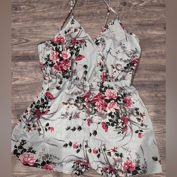 Cute Romper!! Never worn! - Picture 3 of 4